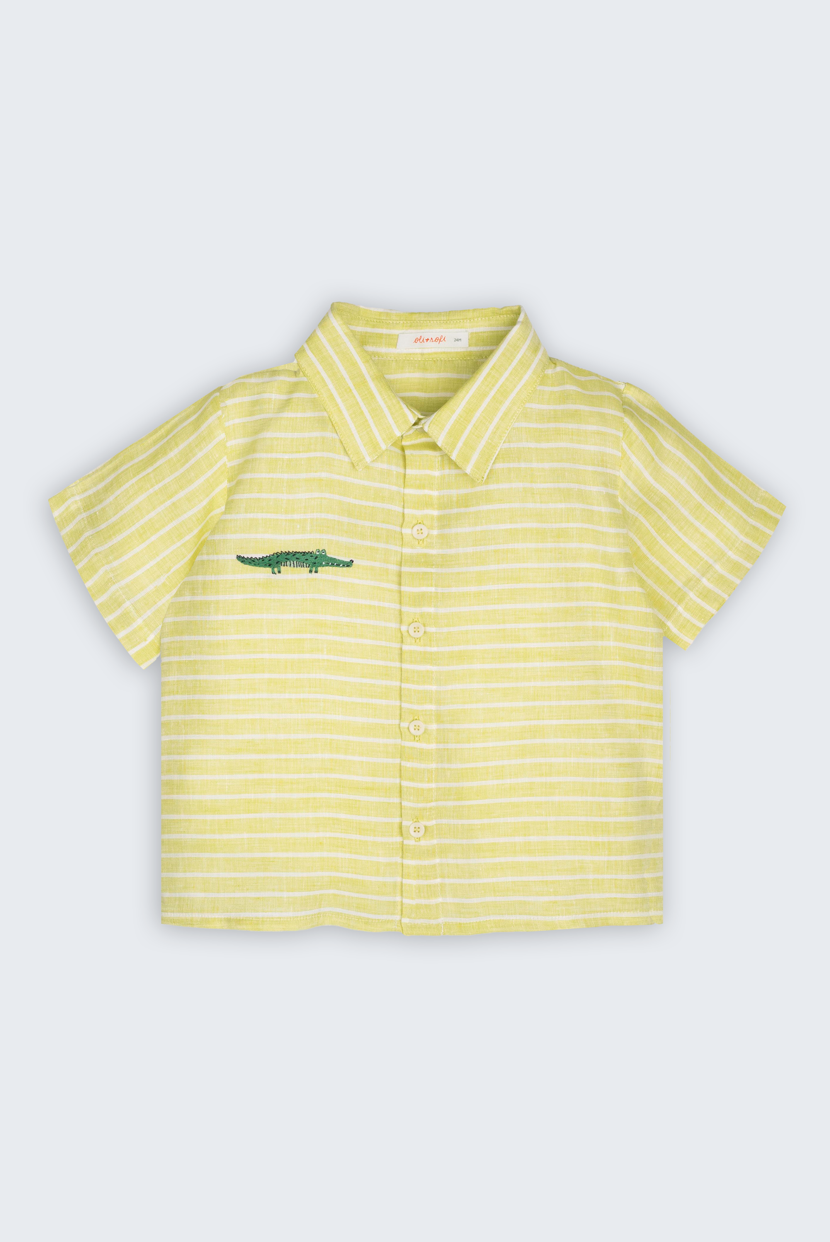Camisa Tom infantil em 100% linho verde claro com listras brancas e jacaré bordado à mão, vista frontal.