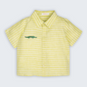 Camisa Tom infantil em 100% linho verde claro com listras brancas e jacaré bordado à mão, vista frontal.