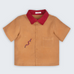 Camisa Luca infantil em 100% linho caramelo com gola vermelha, bolso frontal e cobra-coral bordada à mão, vista frontal.