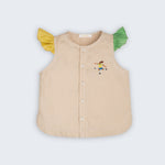 Camisa infantil feminina em linho bege com mangas bicolores verde e amarelo e bordado de jogadora de futebol no peito