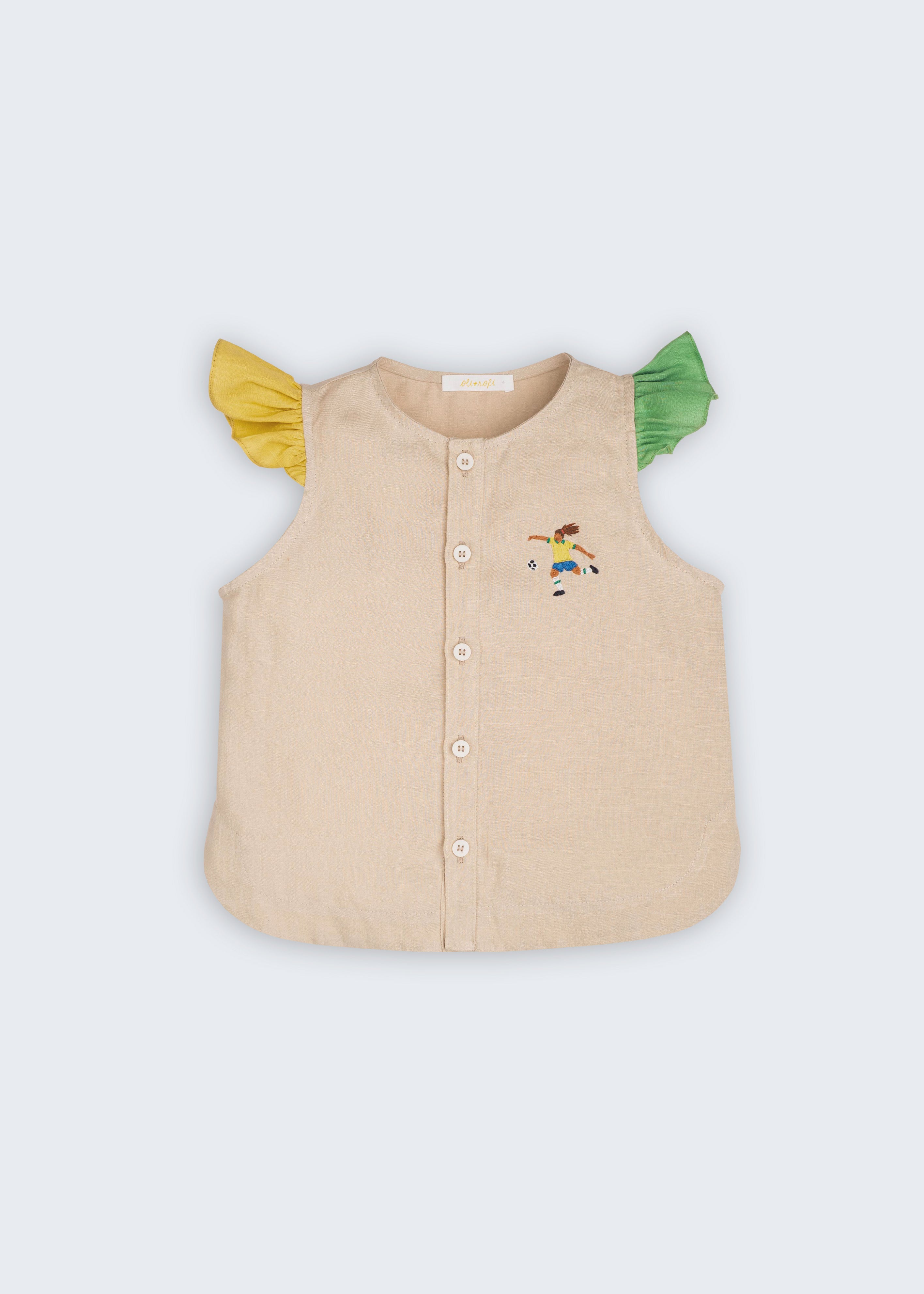 Camisa infantil feminina em linho bege com mangas bicolores verde e amarelo e bordado de jogadora de futebol no peito