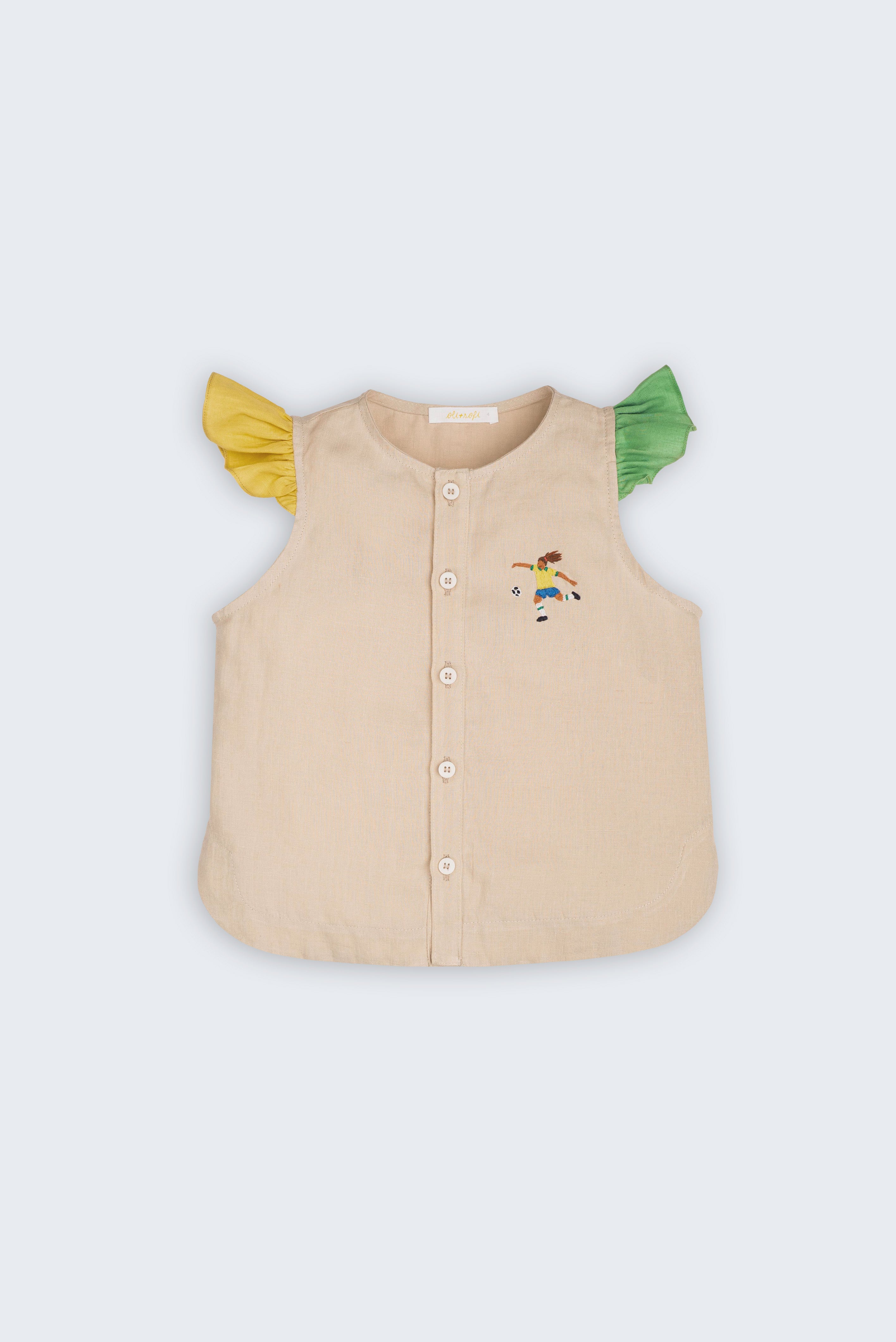 Camisa infantil feminina em linho bege com mangas bicolores verde e amarelo e bordado de jogadora de futebol no peito