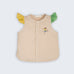 Camisa infantil feminina em linho bege com mangas bicolores verde e amarelo e bordado de jogadora de futebol no peito