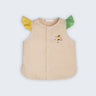 Camisa infantil feminina em linho bege com mangas bicolores verde e amarelo e bordado de jogadora de futebol no peito