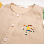 Detalhe do bordado à mão de jogadora de futebol em camisa infantil de linho puro