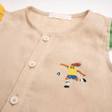 Detalhe do bordado à mão de jogadora de futebol em camisa infantil de linho puro