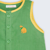 Camisa infantil em linho verde com acabamento amarelo e cachorro caramelo bordado à mão no peito