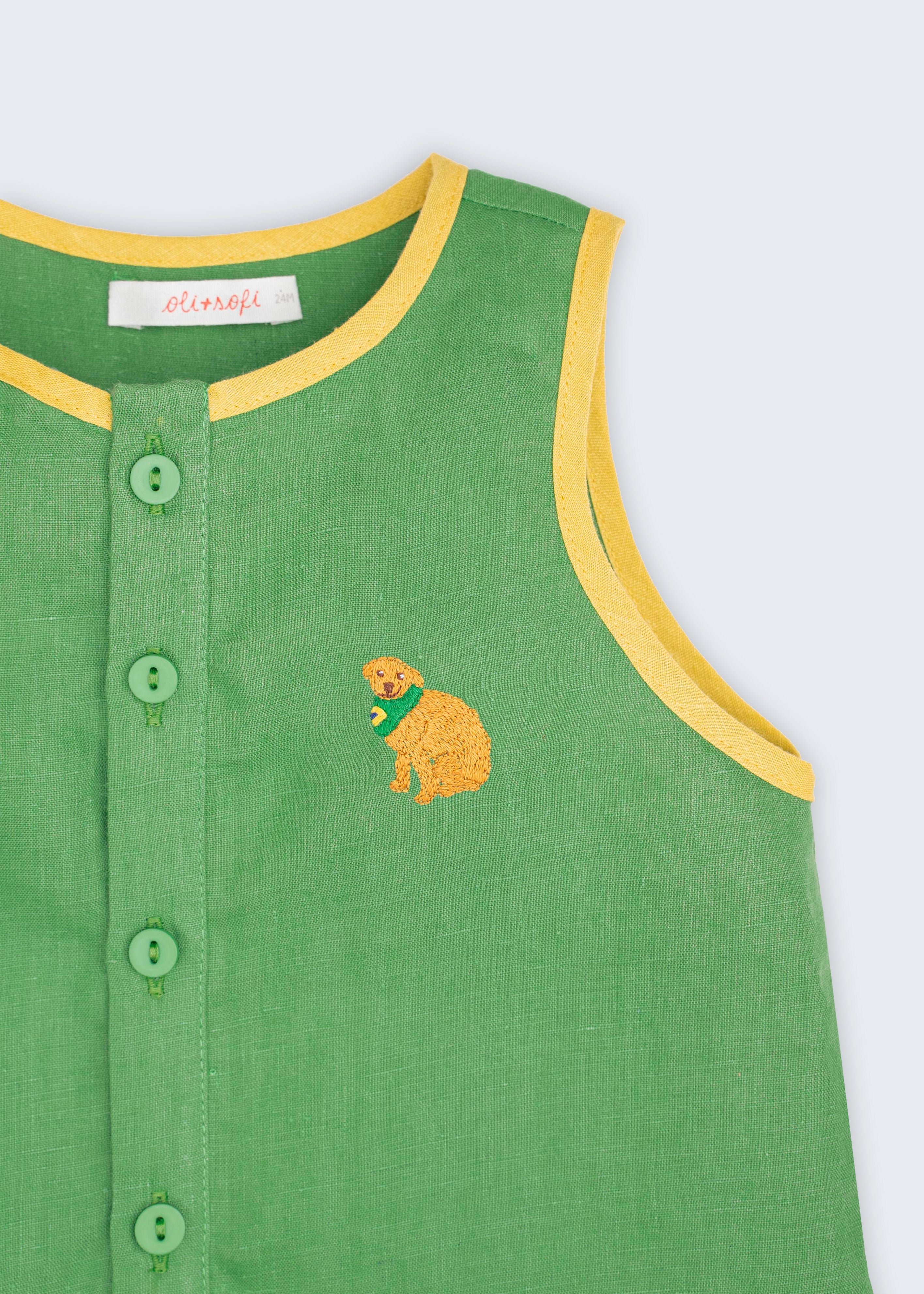 Camisa infantil em linho verde com acabamento amarelo e cachorro caramelo bordado à mão no peito
