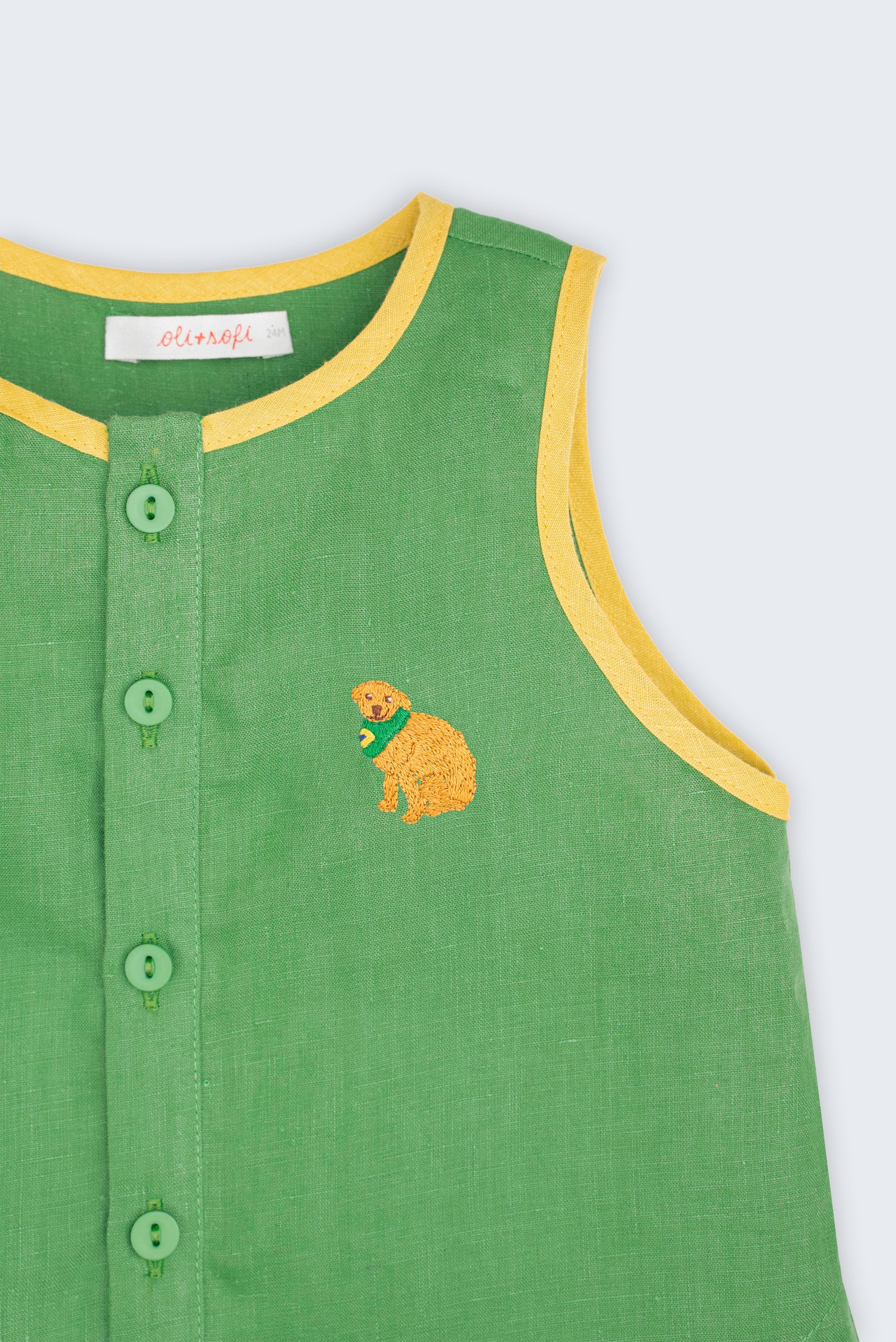 Camisa infantil em linho verde com acabamento amarelo e cachorro caramelo bordado à mão no peito