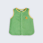 Camisa infantil feminina em linho puro verde com viés contrastante em amarelo e bordado de cachorro caramelo no peito