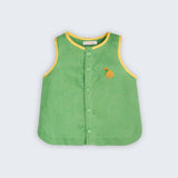 Camisa infantil feminina em linho puro verde com viés contrastante em amarelo e bordado de cachorro caramelo no peito