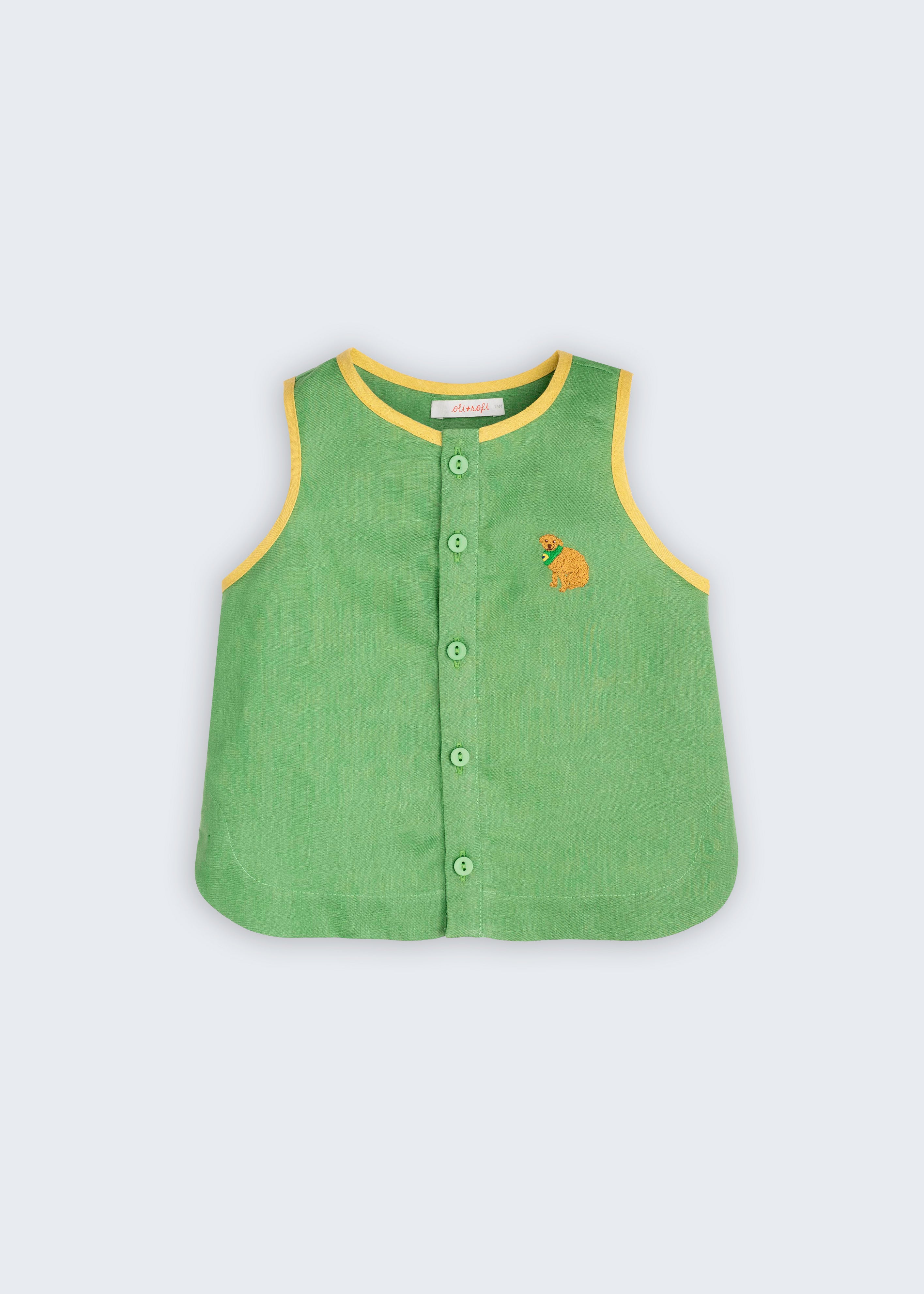 Camisa infantil feminina em linho puro verde com viés contrastante em amarelo e bordado de cachorro caramelo no peito
