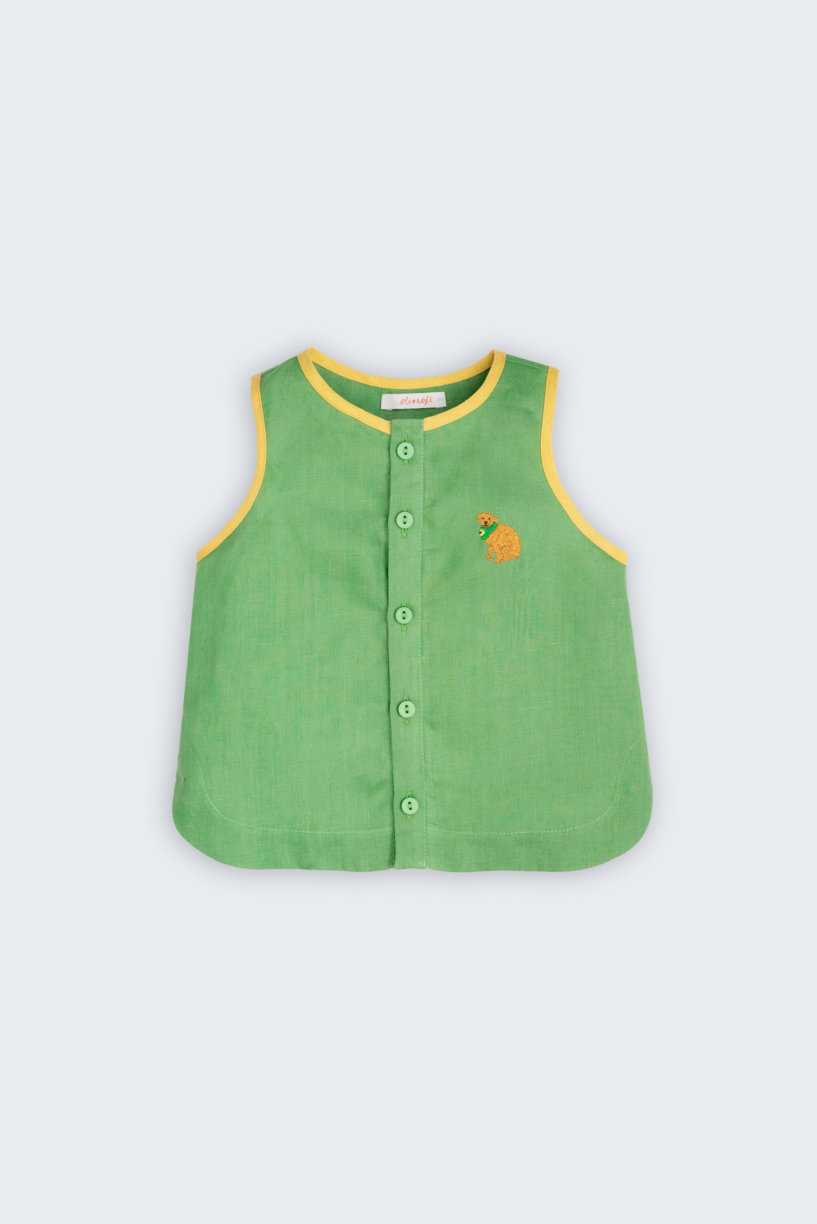 Camisa infantil feminina em linho puro verde com viés contrastante em amarelo e bordado de cachorro caramelo no peito