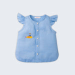 Camisa infantil menina em linho azul com babado nas mangas e bordado à mão de submarino amarelo inspirado em Yellow Submarine, dos Beatles, vista de frente.