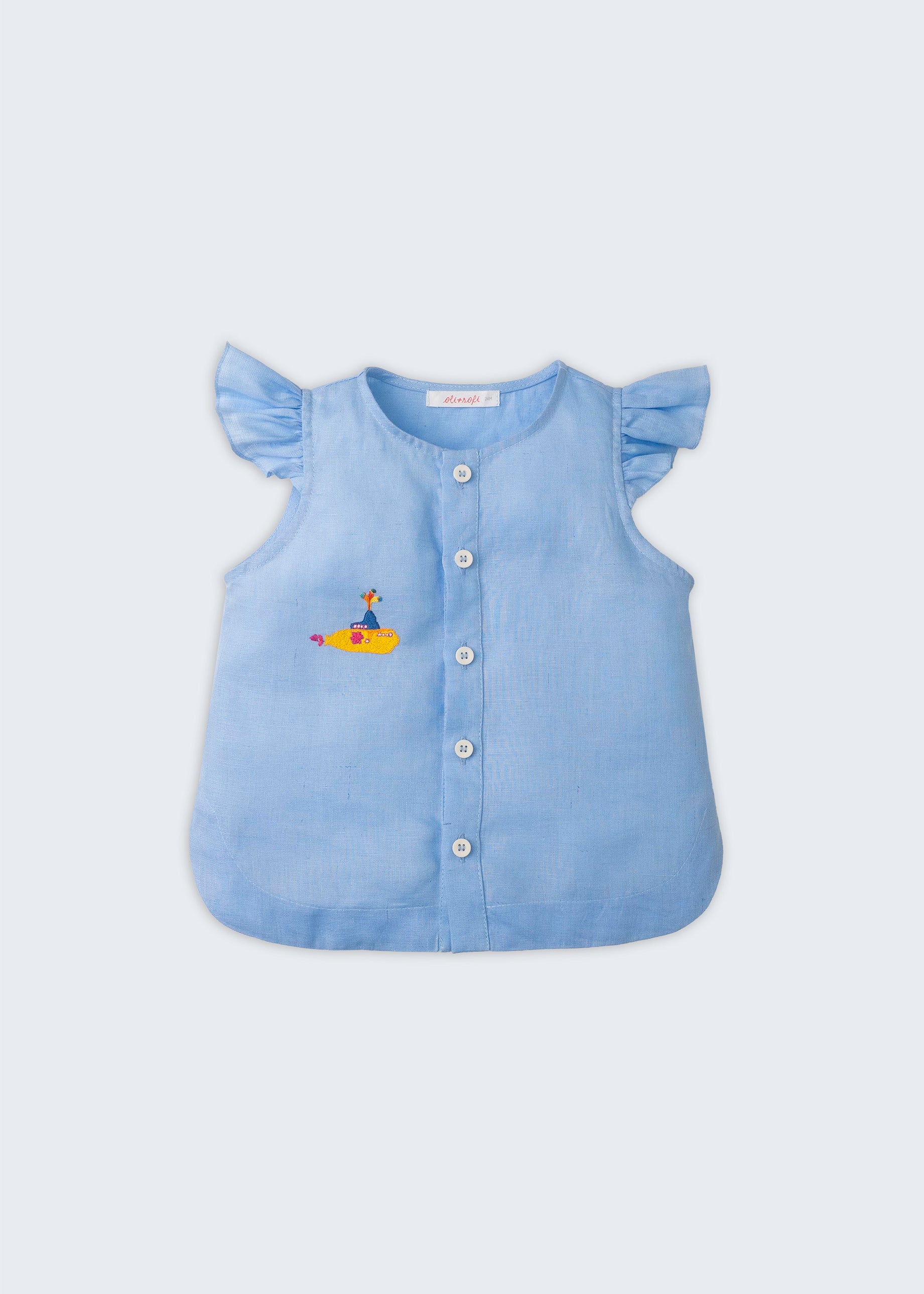 Camisa infantil menina em linho azul com babado nas mangas e bordado à mão de submarino amarelo inspirado em Yellow Submarine, dos Beatles, vista de frente.