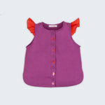 Camisa infantil menina em linho roxo com mangas de babado vermelho e bordado de bichinhos do fundo do mar entre os botões, vista de frente.