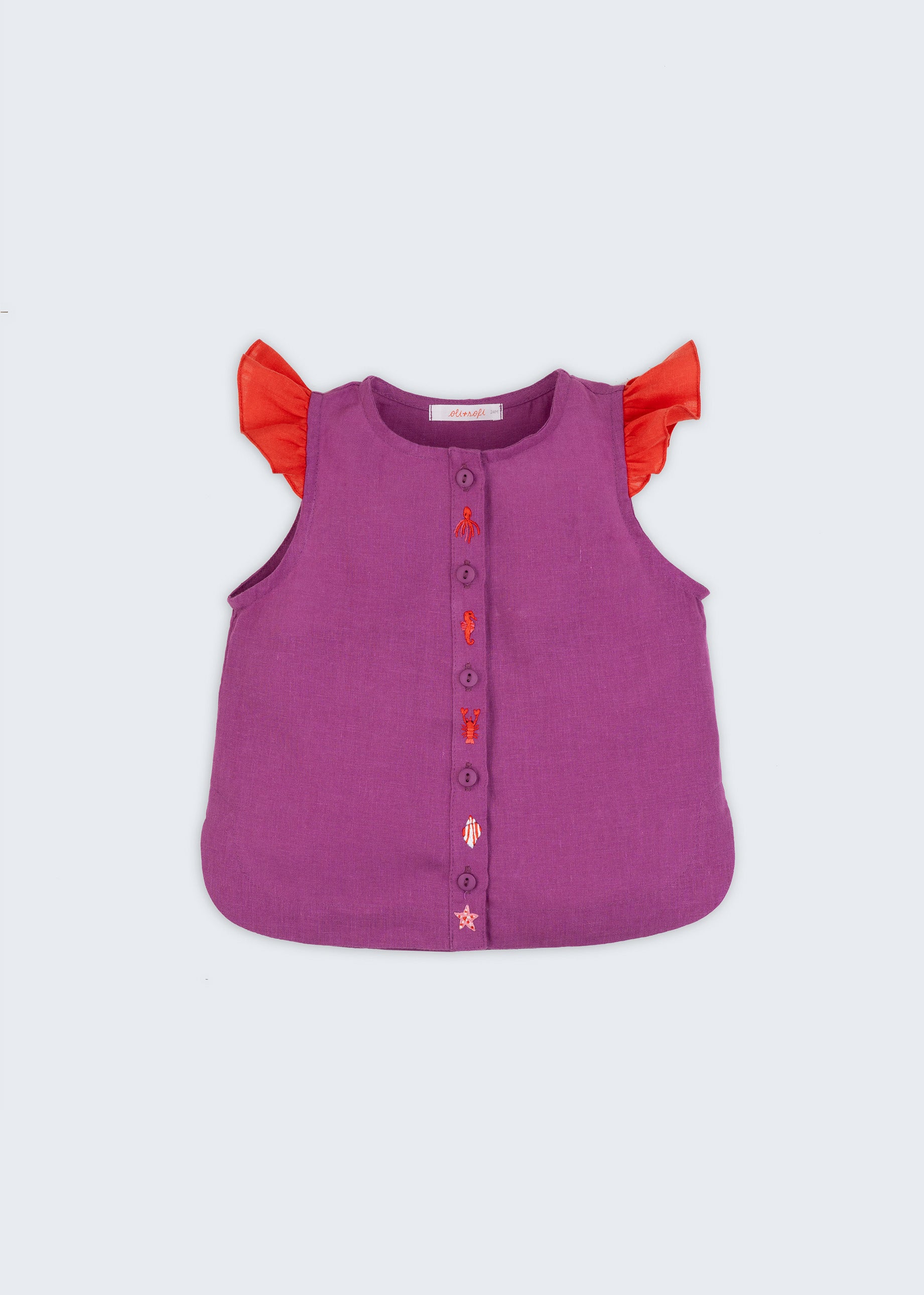 Camisa infantil menina em linho roxo com mangas de babado vermelho e bordado de bichinhos do fundo do mar entre os botões, vista de frente.