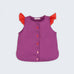 Camisa infantil menina em linho roxo com mangas de babado vermelho e bordado de bichinhos do fundo do mar entre os botões, vista de frente.