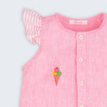 Camisa infantil menina em linho rosa com mangas de babado listrado e bordado de sorvete de casquinha no peito, vista de frente em detalhe.