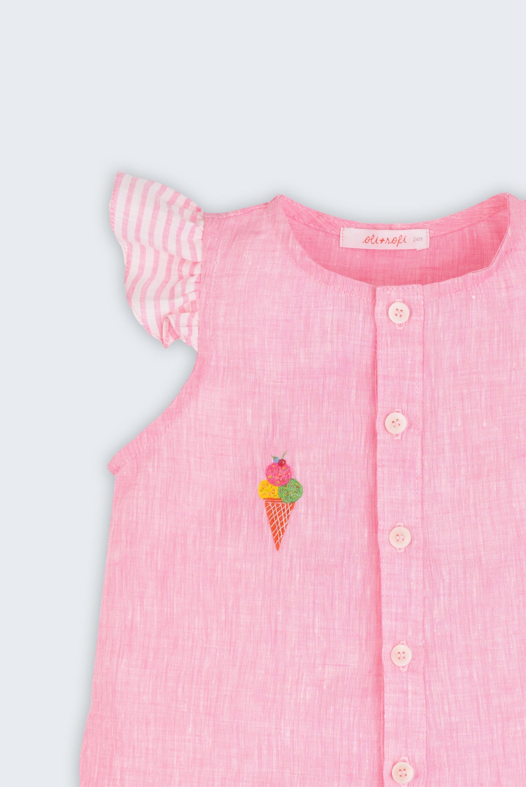 Camisa infantil menina em linho rosa com mangas de babado listrado e bordado de sorvete de casquinha no peito, vista de frente em detalhe.