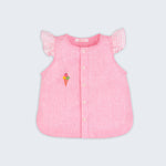 Camisa infantil menina em linho rosa com mangas de babado listrado e bordado de sorvete de casquinha no peito, vista de frente.
