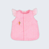 Camisa infantil menina em linho rosa com mangas de babado listrado e bordado de sorvete de casquinha no peito, vista de frente.