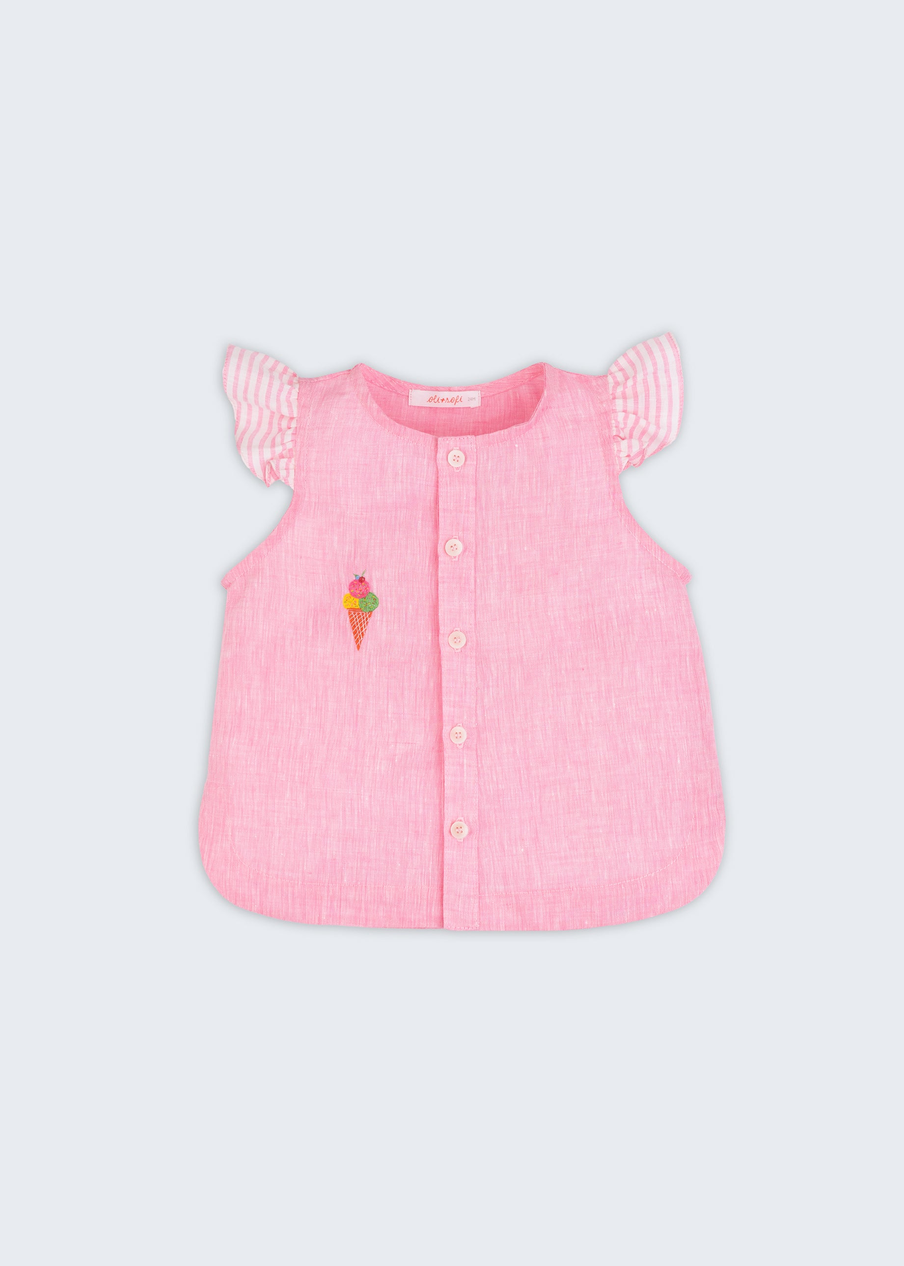Camisa infantil menina em linho rosa com mangas de babado listrado e bordado de sorvete de casquinha no peito, vista de frente.