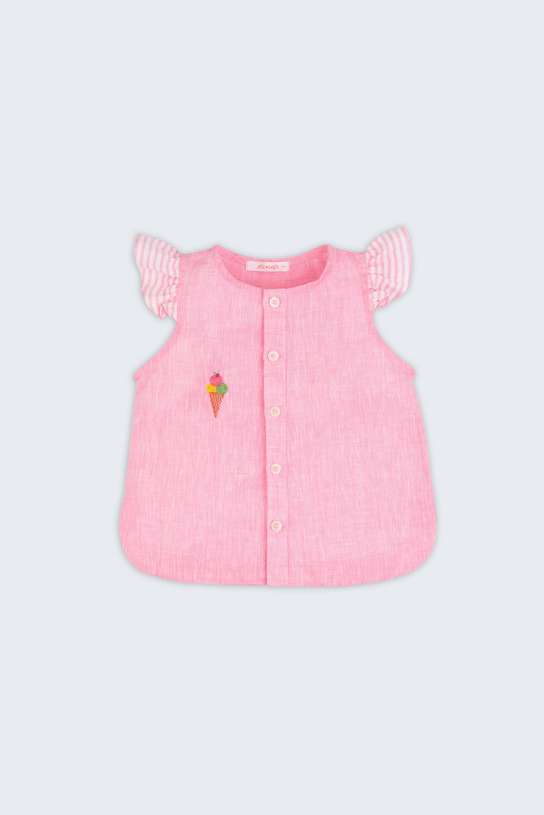 Camisa infantil menina em linho rosa com mangas de babado listrado e bordado de sorvete de casquinha no peito, vista de frente.