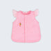 Camisa infantil menina em linho rosa com mangas de babado listrado e bordado de sorvete de casquinha no peito, vista de frente.