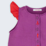 Camisa infantil menina em linho roxo com mangas de babado vermelho e bordado de bichinhos do fundo do mar entre os botões, vista de frente em detalhe.