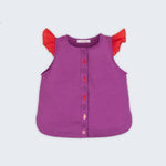 Camisa infantil menina em linho roxo com mangas de babado vermelho e bordado de bichinhos do fundo do mar entre os botões, vista de frente.