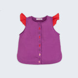 Camisa infantil menina em linho roxo com mangas de babado vermelho e bordado de bichinhos do fundo do mar entre os botões, vista de frente.