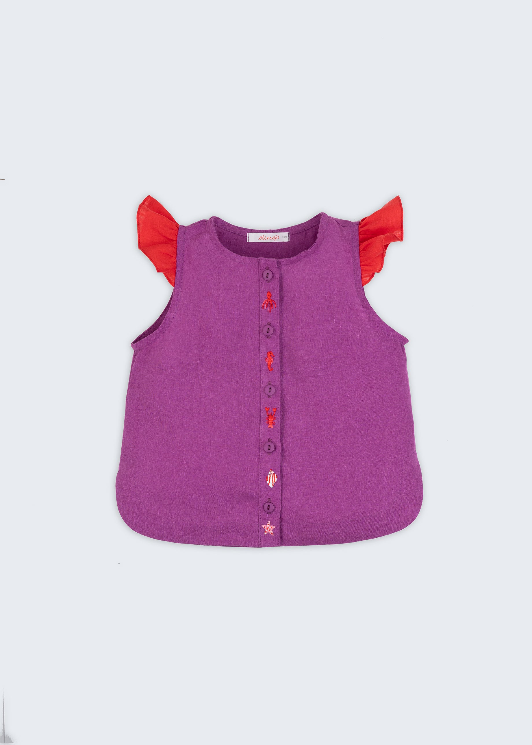 Camisa infantil menina em linho roxo com mangas de babado vermelho e bordado de bichinhos do fundo do mar entre os botões, vista de frente.