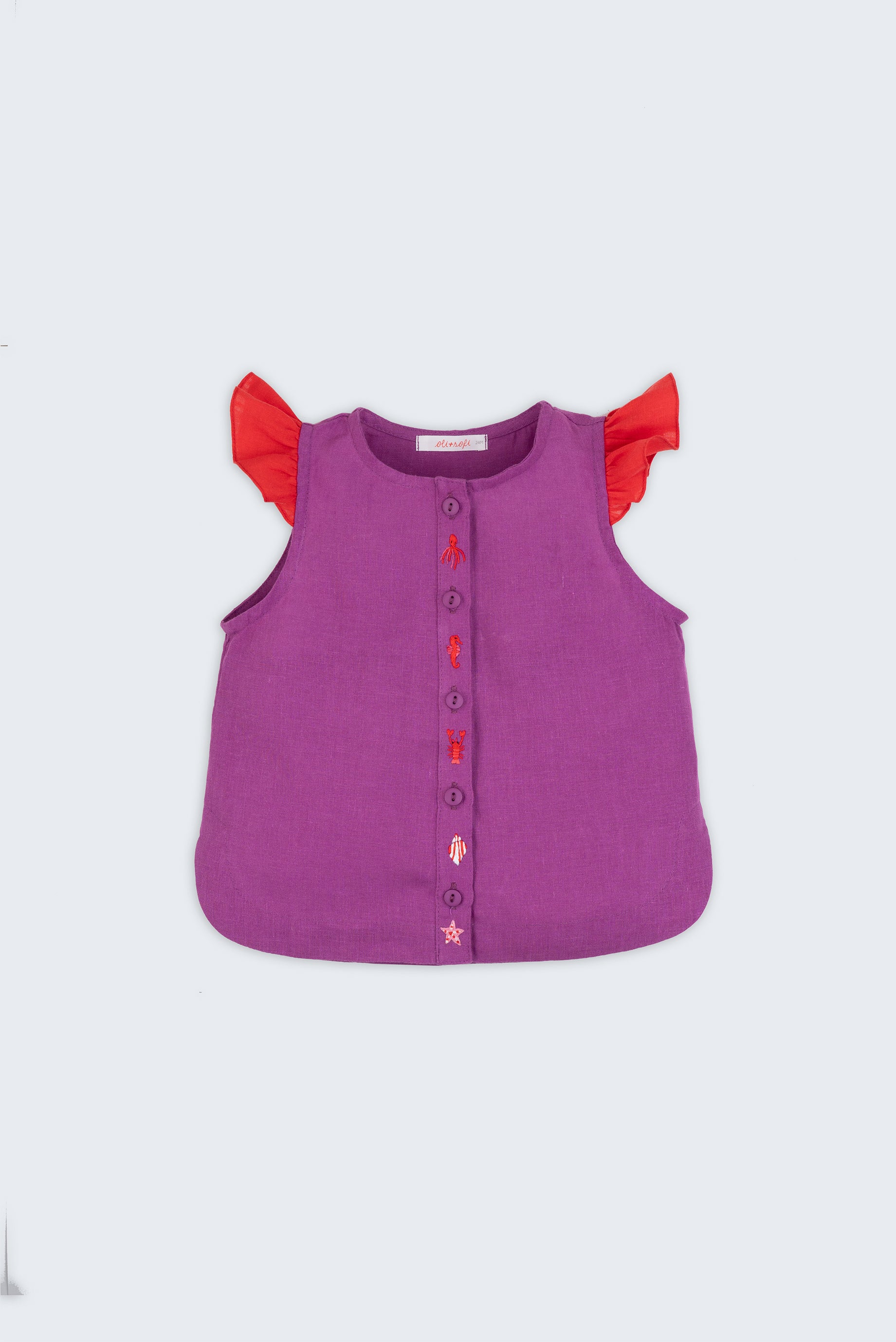 Camisa infantil menina em linho roxo com mangas de babado vermelho e bordado de bichinhos do fundo do mar entre os botões, vista de frente.