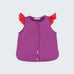 Camisa infantil menina em linho roxo com mangas de babado vermelho e bordado de bichinhos do fundo do mar entre os botões, vista de frente.