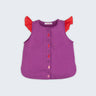 Camisa infantil menina em linho roxo com mangas de babado vermelho e bordado de bichinhos do fundo do mar entre os botões, vista de frente.