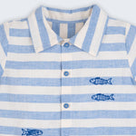 Camisa infantil listrada azul em algodão BCI com peixes bordados, vista de frente em detalhe.
