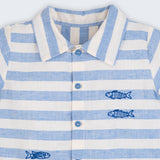 Camisa infantil listrada azul em algodão BCI com peixes bordados, vista de frente em detalhe.
