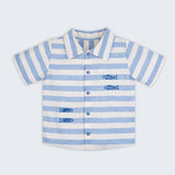 Camisa infantil listrada azul em algodão BCI com peixes bordados à mão, para meninos e meninas; vista de frente.