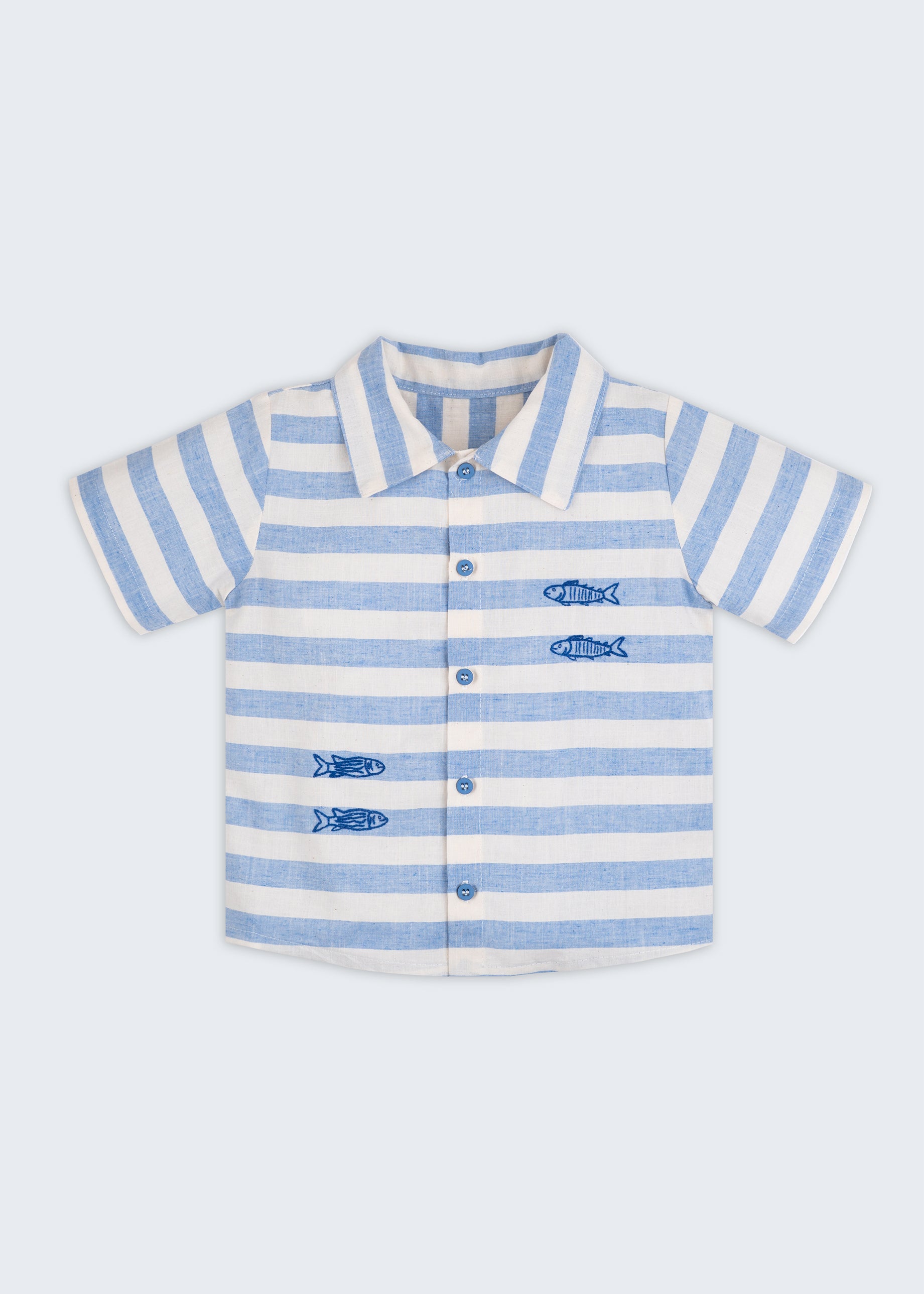 Camisa infantil listrada azul em algodão BCI com peixes bordados à mão, para meninos e meninas; vista de frente.