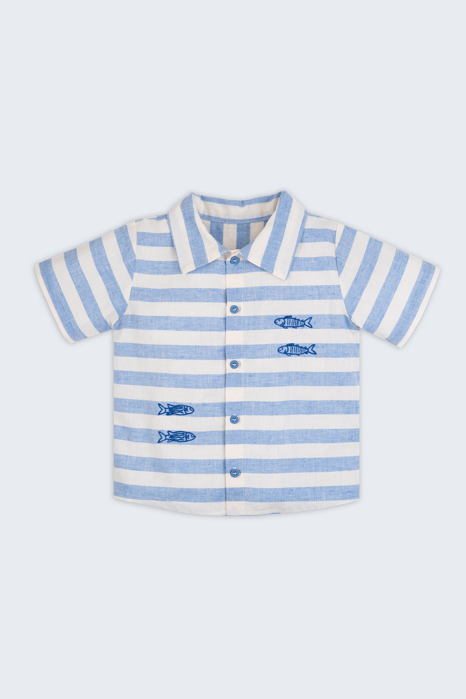 Camisa infantil listrada azul em algodão BCI com peixes bordados à mão, para meninos e meninas; vista de frente.