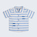 Camisa infantil listrada azul em algodão BCI com peixes bordados à mão, para meninos e meninas; vista de frente.