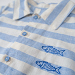 Detalhe dos peixes bordados à mão nas listras azuis da camisa infantil.