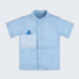 Camisa infantil em linho azul com bolso listrado e tubarão bordado à mão; para meninos e meninas — Oli e Sofi