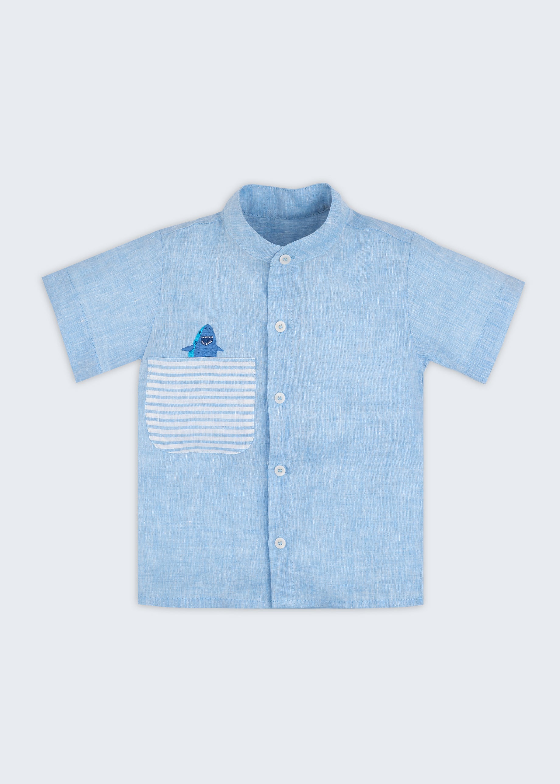 Camisa infantil em linho azul com bolso listrado e tubarão bordado à mão; para meninos e meninas — Oli e Sofi