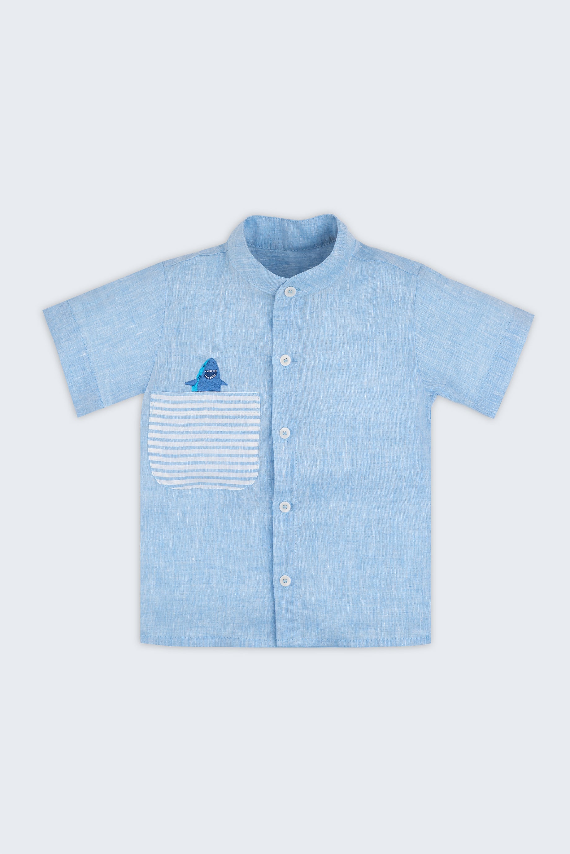 Camisa infantil em linho azul com bolso listrado e tubarão bordado à mão; para meninos e meninas — Oli e Sofi