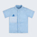 Camisa infantil em linho azul com bolso listrado e tubarão bordado à mão; para meninos e meninas — Oli e Sofi
