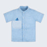 Camisa infantil em linho azul com bolso listrado e tubarão bordado à mão; para meninos e meninas — Oli e Sofi