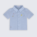 Camisa infantil para menino em puro linho azul claro com bordado à mão de sol, lua, planeta, estrelas e foguete, vista frontal.