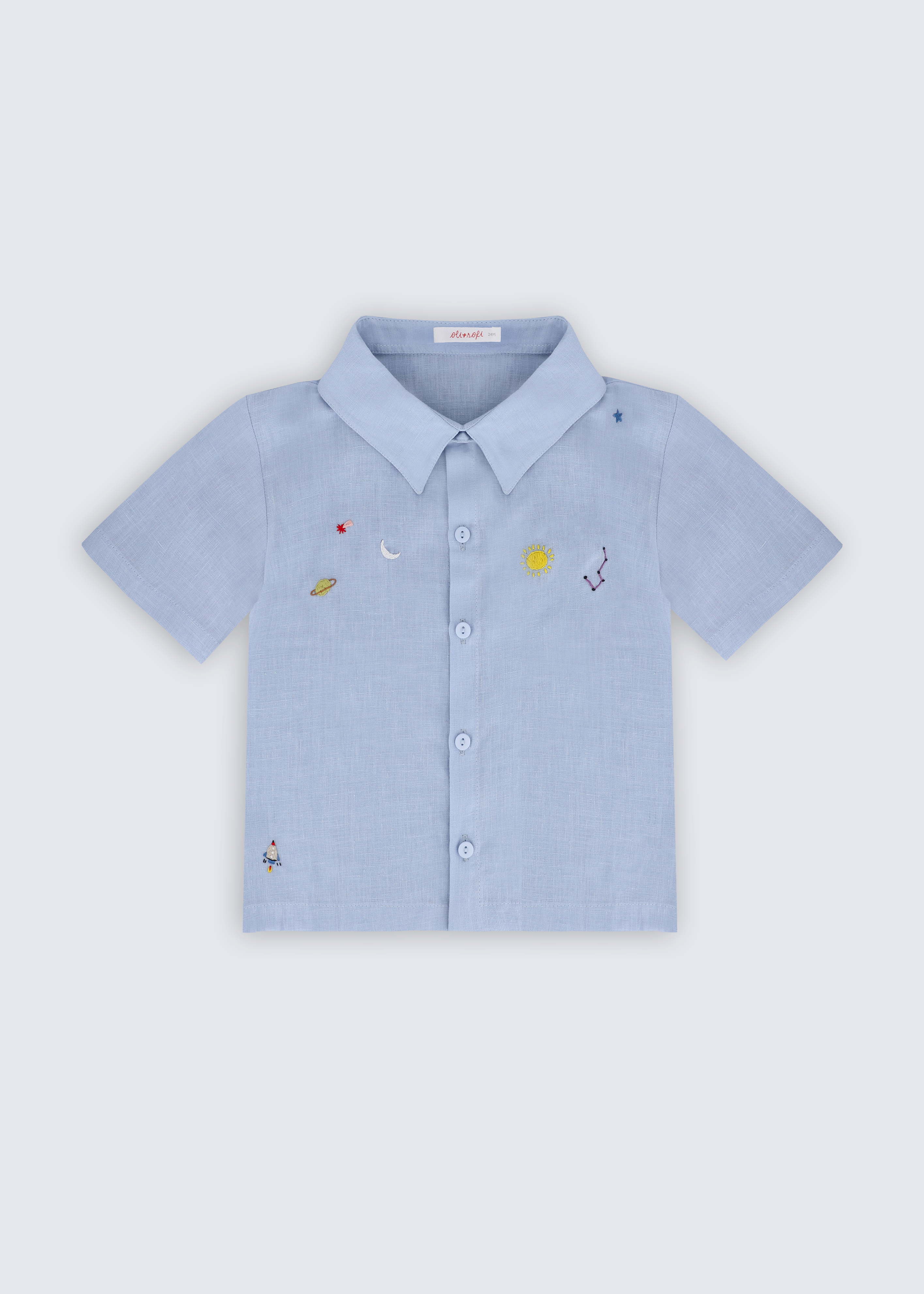 Camisa infantil para menino em puro linho azul claro com bordado à mão de sol, lua, planeta, estrelas e foguete, vista frontal.